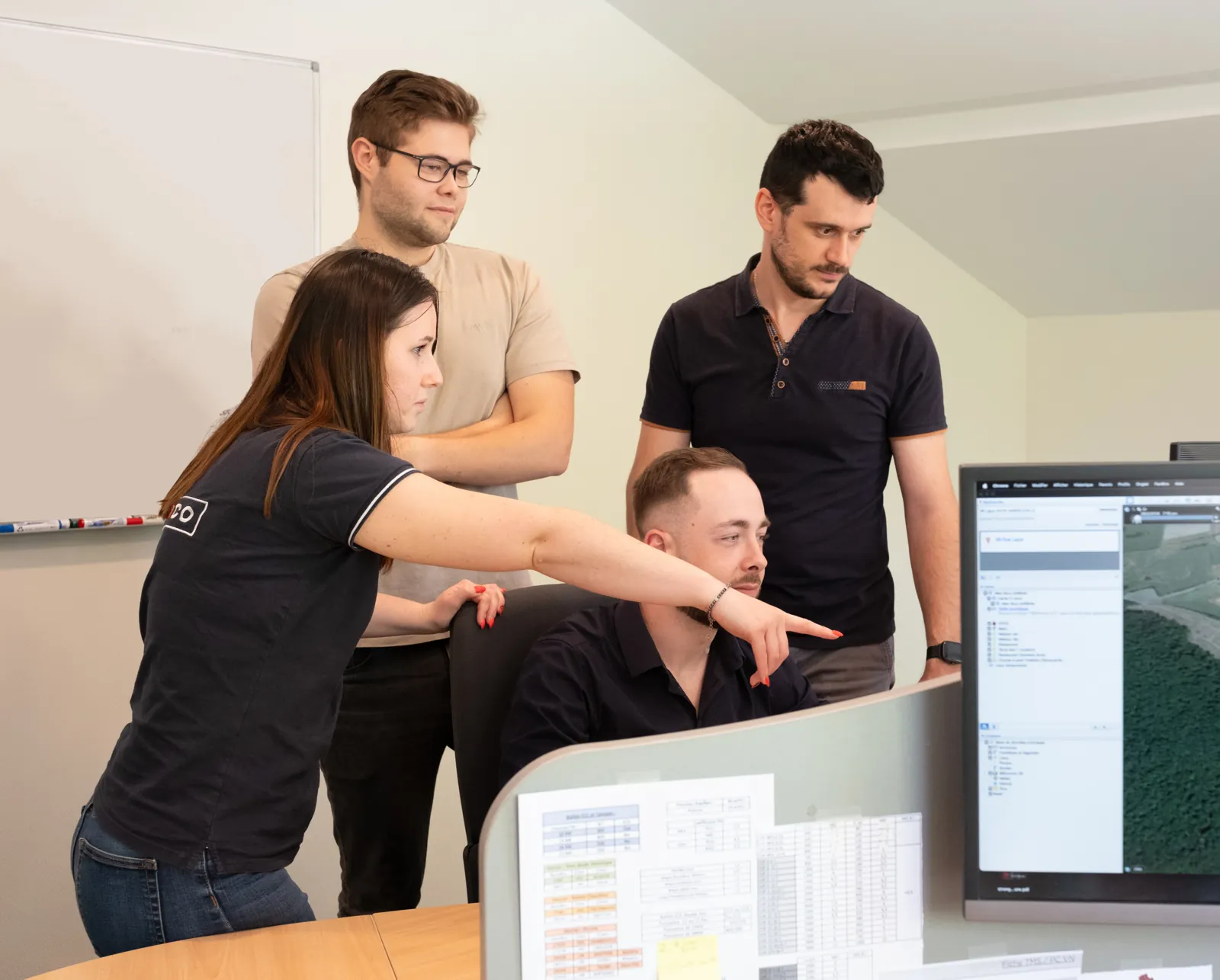 L’équipe du bureau d’étude devant un écran
