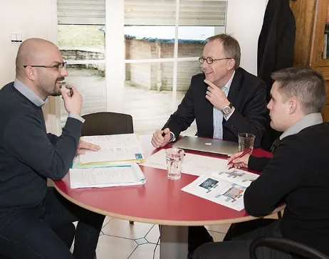 Réunion autour d’une table dans les bureaux VIVRECO